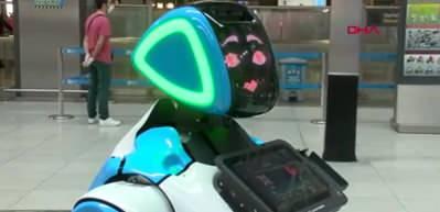 Sabiha G&ouml;k&ccedil;en'de yolculara robotlu koronavir&uuml;s bilgilendirmesi