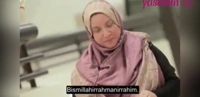 Sağır ve dilsiz kadının Kur'an-ı Kerim'i okuma &ccedil;abası!