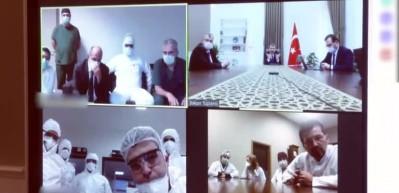 Sağlık Bakanı Koca, Covid-19 hastalarını tedavi eden hekimlerle g&ouml;r&uuml;şt&uuml;  