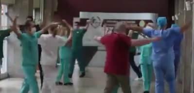 Sağlık &ccedil;alışanlarından zeybekli mesaj: G&ouml;rd&uuml;ğ&uuml;n&uuml;z gibi sağlık sistemi &ccedil;&ouml;km&uuml;ş değil