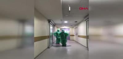 Sağlık &ccedil;alışanlarının dansı sosyal medyaya damga vurdu