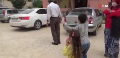 Sağlık&ccedil;ı anne ve baba, 1 aydır g&ouml;rmedikleri &ccedil;ocuklarına g&ouml;zyaşlarıyla kavuştu
