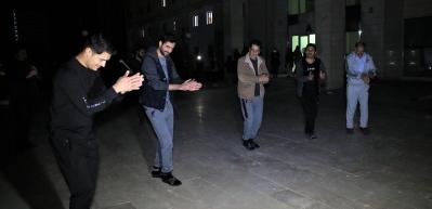 Sağlık&ccedil;ılardan Elazığ'a &ouml;zg&uuml;, davullu klarnetli sosyal mesafeli sahur halayı