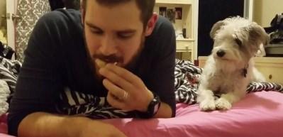 Sahibi bisk&uuml;vi yerken sakin kalmaya &ccedil;alışan k&ouml;pek