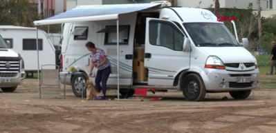 Sahildeki karavanlarda izole yaşam       