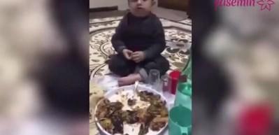Sahurda uyuyarak yemek yiyen &ccedil;ocuk