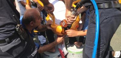 Salıncakta sıkışan &ccedil;ocuğun zor anları kamerada
