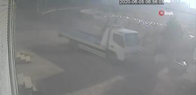 Saman y&uuml;kl&uuml; kamyonun devrilme anı g&uuml;venlik kamerasında