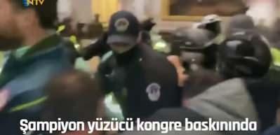 Şampiyon y&uuml;z&uuml;c&uuml;n&uuml;n Kongre baskınındaki g&ouml;r&uuml;nt&uuml;leri ortaya &ccedil;ıktı