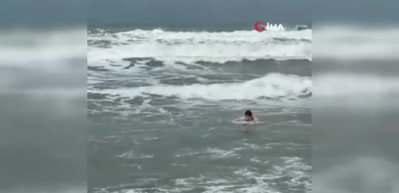 Samsun&rsquo;da arkadaşlarıyla inatlaştı, kış ortasında denize girdi