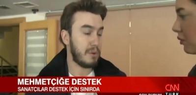 Sanat&ccedil;ılar Mehmet&ccedil;ik'e destek i&ccedil;in sınırda