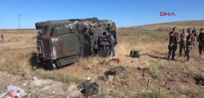 Şanlıurfa- Siverek'te &ouml;zel harekat polislerini taşıyan ara&ccedil; kaza yaptı
