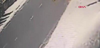 Sarıyer'de takla atan otomobilden yara almadan kurtuldular: O anlar kamerada