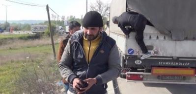 Şaşkın ka&ccedil;aklar yanlış TIR'a bindi