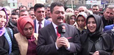 Se&ccedil;imi kazanan başkan makam koltuğunu yaktı