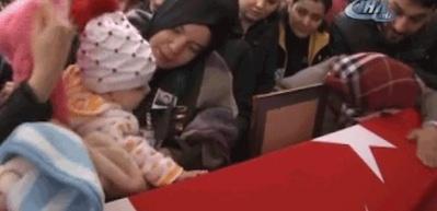 Şehidin 6 aylık kızı babasının tabutunu okşadı