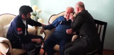 Şehit ailesinin g&ouml;zyaşlarını binbaşı sildi