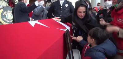 Şehit babaya y&uuml;rekleri dağlayan son dokunuş! Acılı eşi Bakan Soylu teselli etti...