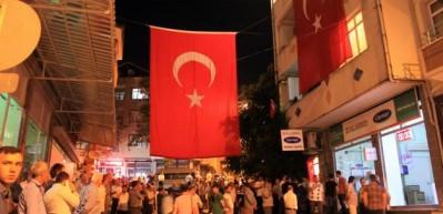 Şehit binbaşının baba evi bayraklarla donatıldı