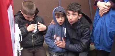 Şehit cenazesinde CHP'li vekillerin &ccedil;elenklerini par&ccedil;aladılar