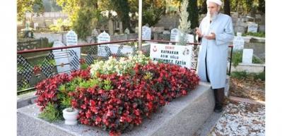 Şehit Kaymakam Safit&uuml;rk'&uuml;n babası duygulandırdı