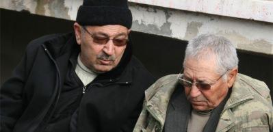 Şehit oğlunun parkasını giydi