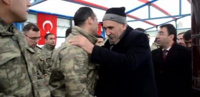 Şehit oğlunun silah arkadaşlarını ziyaret etti
