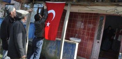 Şehit polisin baba evine ateş d&uuml;şt&uuml;