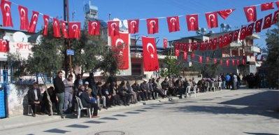 Şehit polisin evi bayraklarla donatıldı