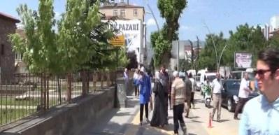 Şehre inen arılar vatandaşlara zor anlar yaşattı!