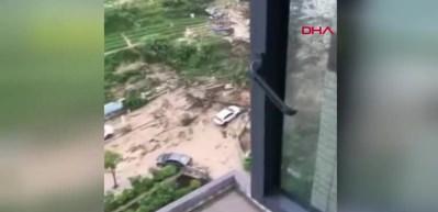 Sel felaketi! &Ccedil;ok sayıda &ouml;l&uuml; ve yaralı var