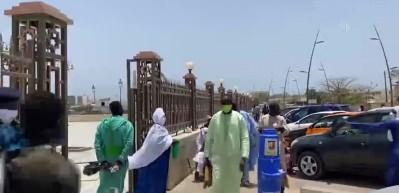 Senegal'in bazı camilerinde 2 ay sonra ilk cuma namazı