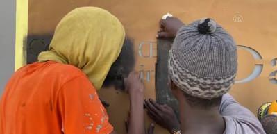 Senegalli grafiti sanat&ccedil;ıları koronavir&uuml;se karşı spreyleriyle "savaşıyor"