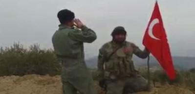 Şerefli T&uuml;rk askeri Raco'ya bayrağı dikti, ezanı okudu