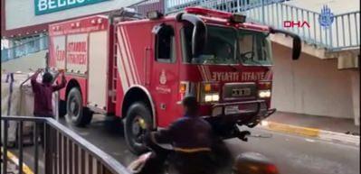 Servis minib&uuml;s&uuml; alt ge&ccedil;itte mahsur kaldı