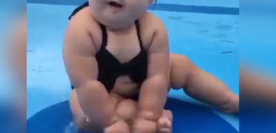 Sevimli bebeğin havuz keyfi
