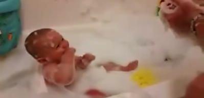 Banyoda k&ouml;p&uuml;klerle kahkahaya boğulan sevimli bebek