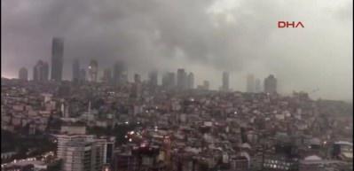 Şiddetli yağmurun İstanbul'u vurduğu ilk anlar!