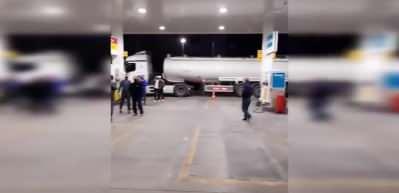 Sigara almak i&ccedil;in uzun kuyruklar oluşturdular