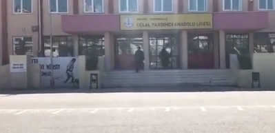 Sınava ge&ccedil; kalan &ouml;ğrenci g&ouml;zyaşlarını tutamadı