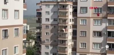 Sinir krizi ge&ccedil;irdi, eline ge&ccedil;eni balkondan attı
