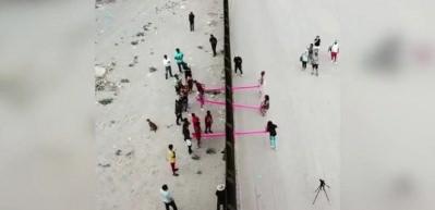 Sınırda i&ccedil; ısıtan g&ouml;r&uuml;nt&uuml;ler! İki farklı &uuml;lke ama tek tahterevalli