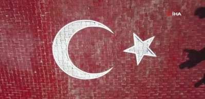 Sınırdaki tepeye dev T&uuml;rk bayrağı yapıldı