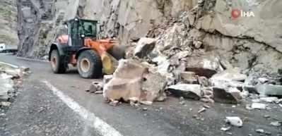 Şırnak’ta heyelan: Kaya parçalarının düştüğü yol trafiğe kapandı
