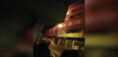 İstanbul'da gece alevlere teslim! D&ouml;rt katlı ara&ccedil; lastiği deposunda yangın &ccedil;ıktı
