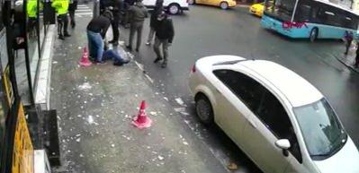 Kaldırımda yürürken başına düşen buz sarkıtı dehşeti yaşattı!
