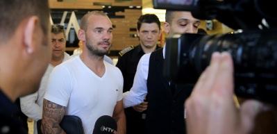 Sneijder'e b&uuml;y&uuml;k ayıp! Tek bir kişi uğurlamadı