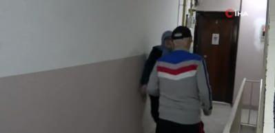Sokağa &ccedil;ıkamayan 65 yaş &uuml;st&uuml; vatandaşlar apartmanda spor yapıyor