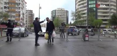 Sokağa &ccedil;ıkma kısıtlaması bitti, vatandaşlar alışverişe &ccedil;ıktı