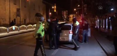 Sokağa &ccedil;ıkma kısıtlaması denetiminde bir otomobilde uyuşturucu bulundu!